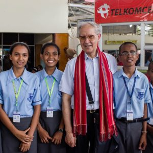 Fr Adolfo Nicolas with CSIL students on arrival at airport 20140118 